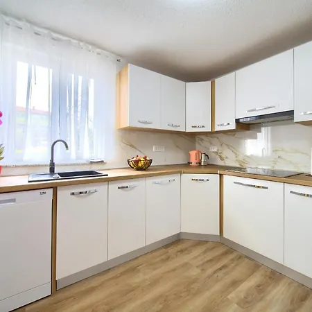 Mladen Appartement *